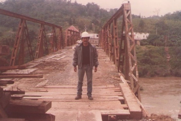 Engenheiro de Minas Mario A. Ortega Noriega na ponte do Salto (Lauro Muller)